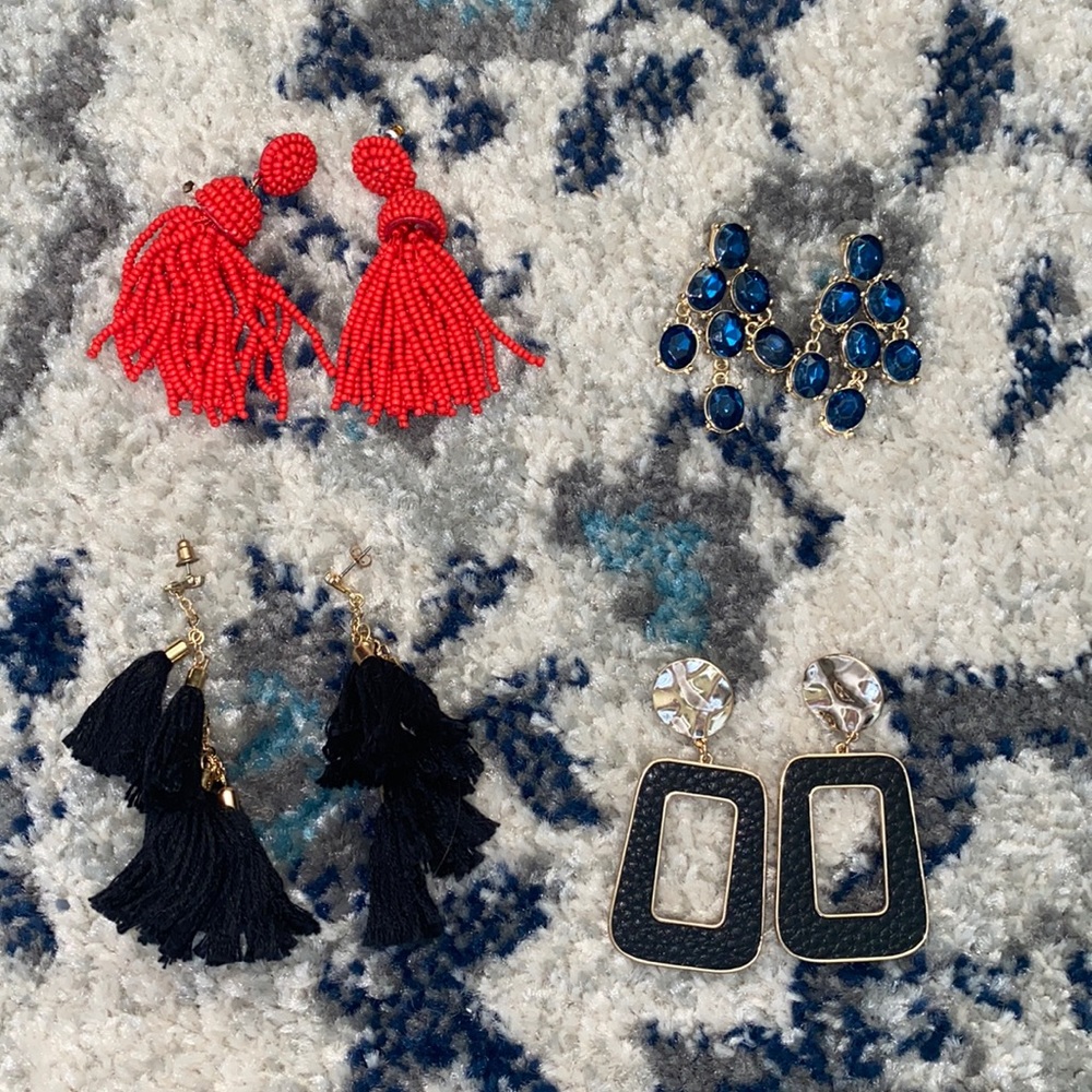 Bundle of fashion earrings.